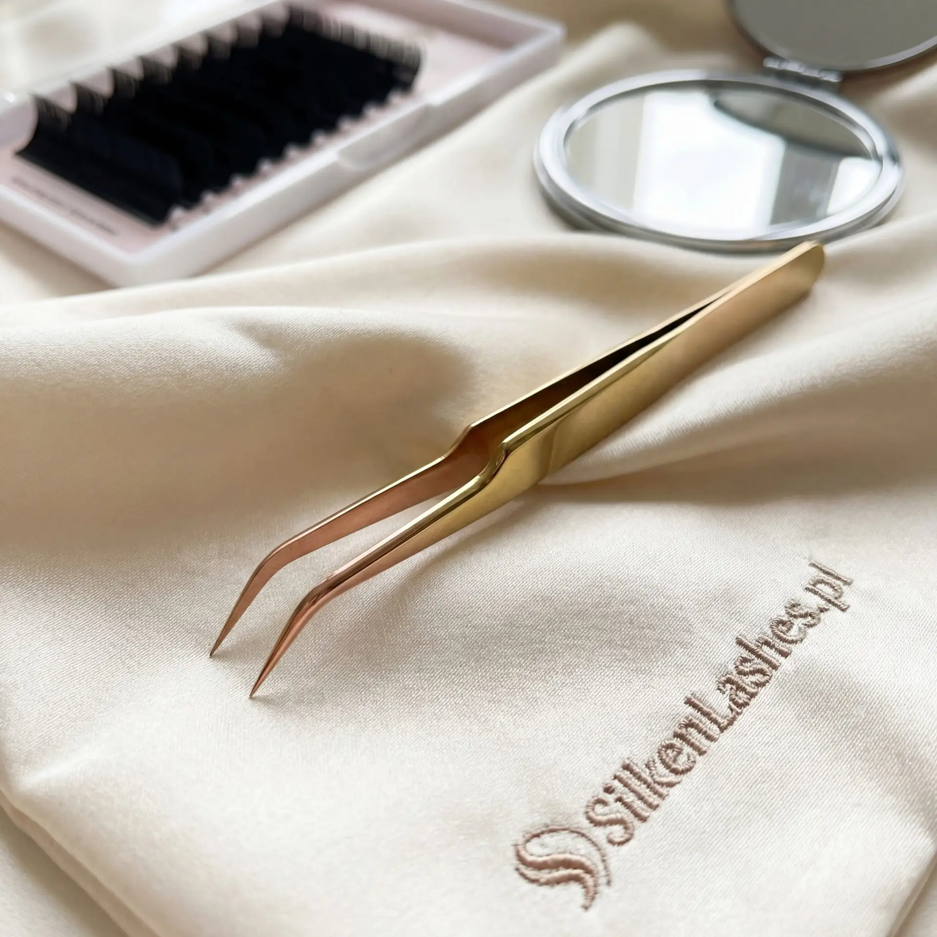 Zestaw profesjonalnych narzędzi i produktów Silken Lashes - rzęsy, kleje, pęsety i akcesoria do stylizacji