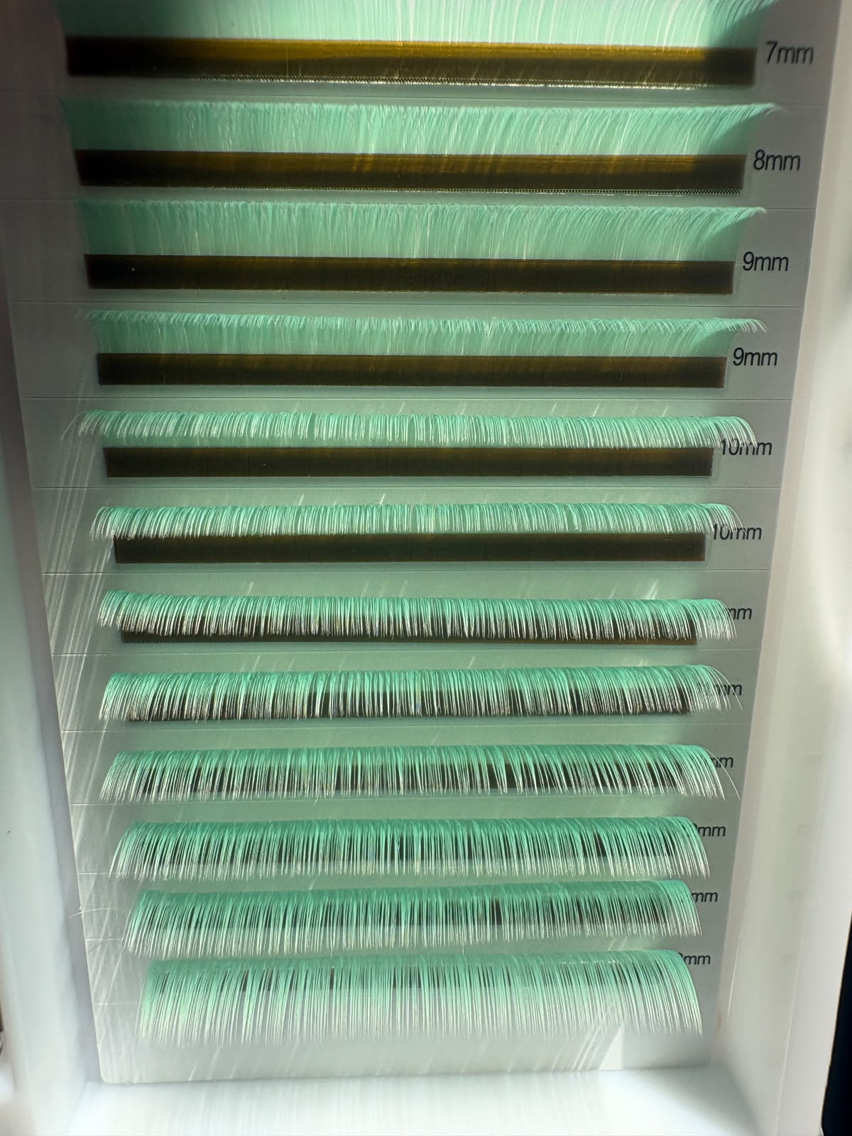 Zielone rzęsy Lemon Green Silken Lashes – zbliżenie na paski MIX 7-13 mm